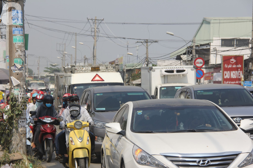 Hàng ngàn cha mẹ đội nắng chở con nhỏ về quê ăn Tết, các cửa ngõ Sài Gòn ùn ứ - Ảnh 11.