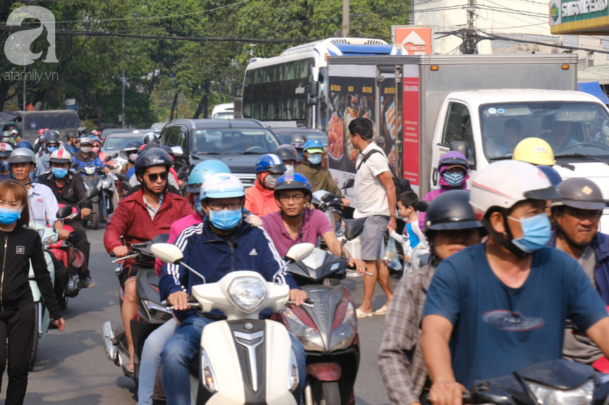 Hàng ngàn cha mẹ đội nắng chở con nhỏ về quê ăn Tết, các cửa ngõ Sài Gòn ùn ứ - Ảnh 5.