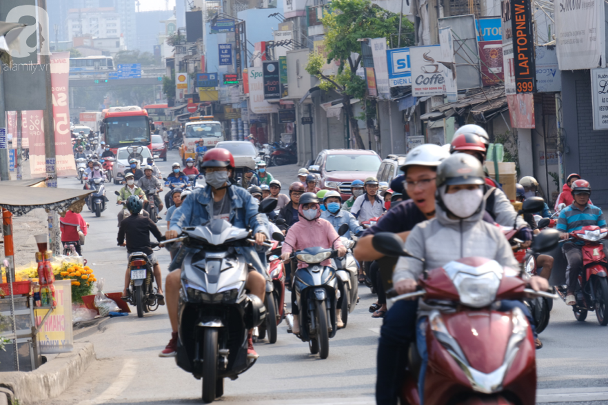 Hàng ngàn cha mẹ đội nắng chở con nhỏ về quê ăn Tết, các cửa ngõ Sài Gòn ùn ứ - Ảnh 17.