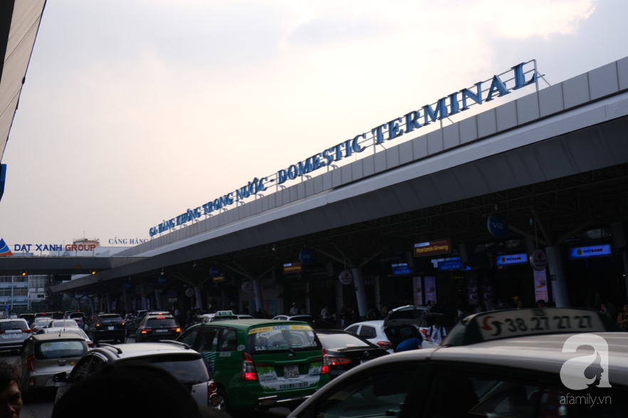 Sân bay Tân Sơn Nhất đông khủng khiếp, trẻ con vật vờ, sốt li bì theo cha mẹ về quê - Ảnh 1.