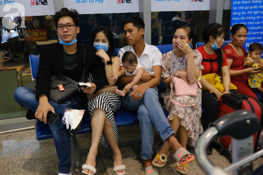 Sân bay Tân Sơn Nhất đông khủng khiếp, trẻ con vật vờ, sốt li bì theo cha mẹ về quê - Ảnh 3.