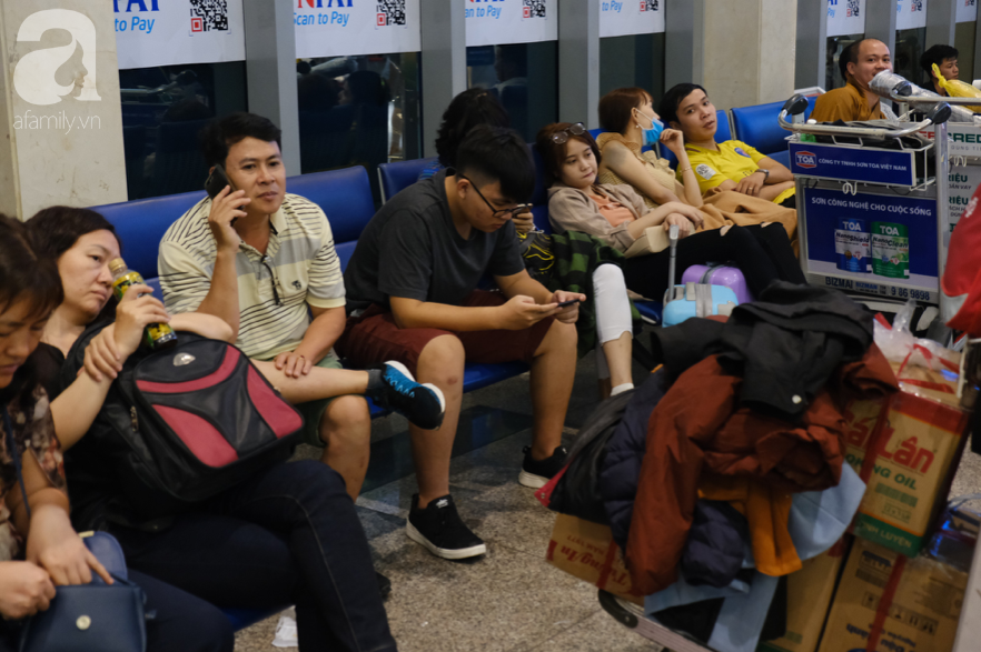 Sân bay Tân Sơn Nhất đông khủng khiếp, trẻ con vật vờ, sốt li bì theo cha mẹ về quê - Ảnh 9.