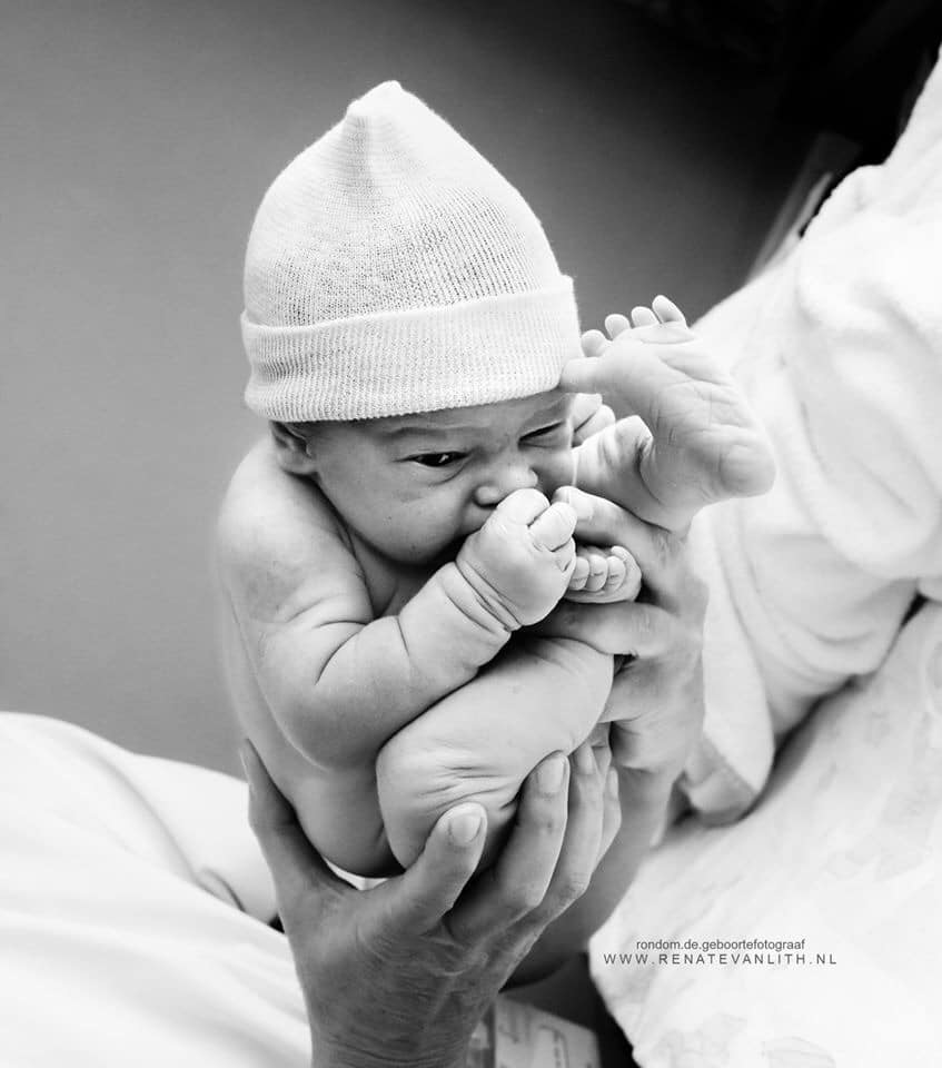 Bất Ngờ Với Bộ Ảnh Chụp Tư Thế Bé Sơ Sinh Chào Đời Tạo Dáng Y Như Còn Nằm  Trong Bụng Mẹ