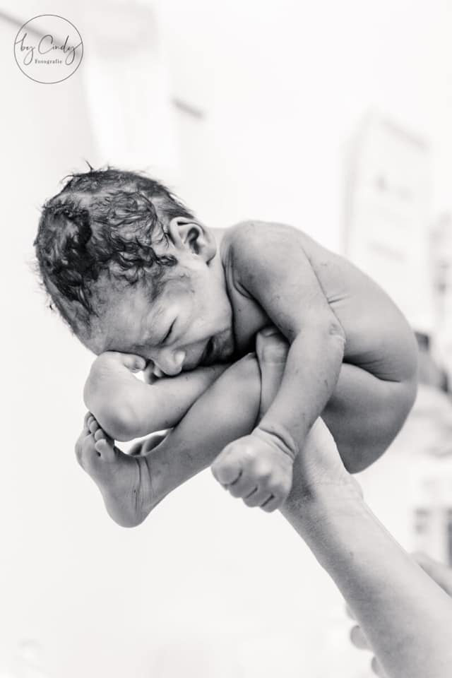 Bất ngờ với bộ ảnh chụp tư thế bé sơ sinh chào đời “lọt thỏm” tạo dáng y như còn nằm trong bụng mẹ - Ảnh 5.
