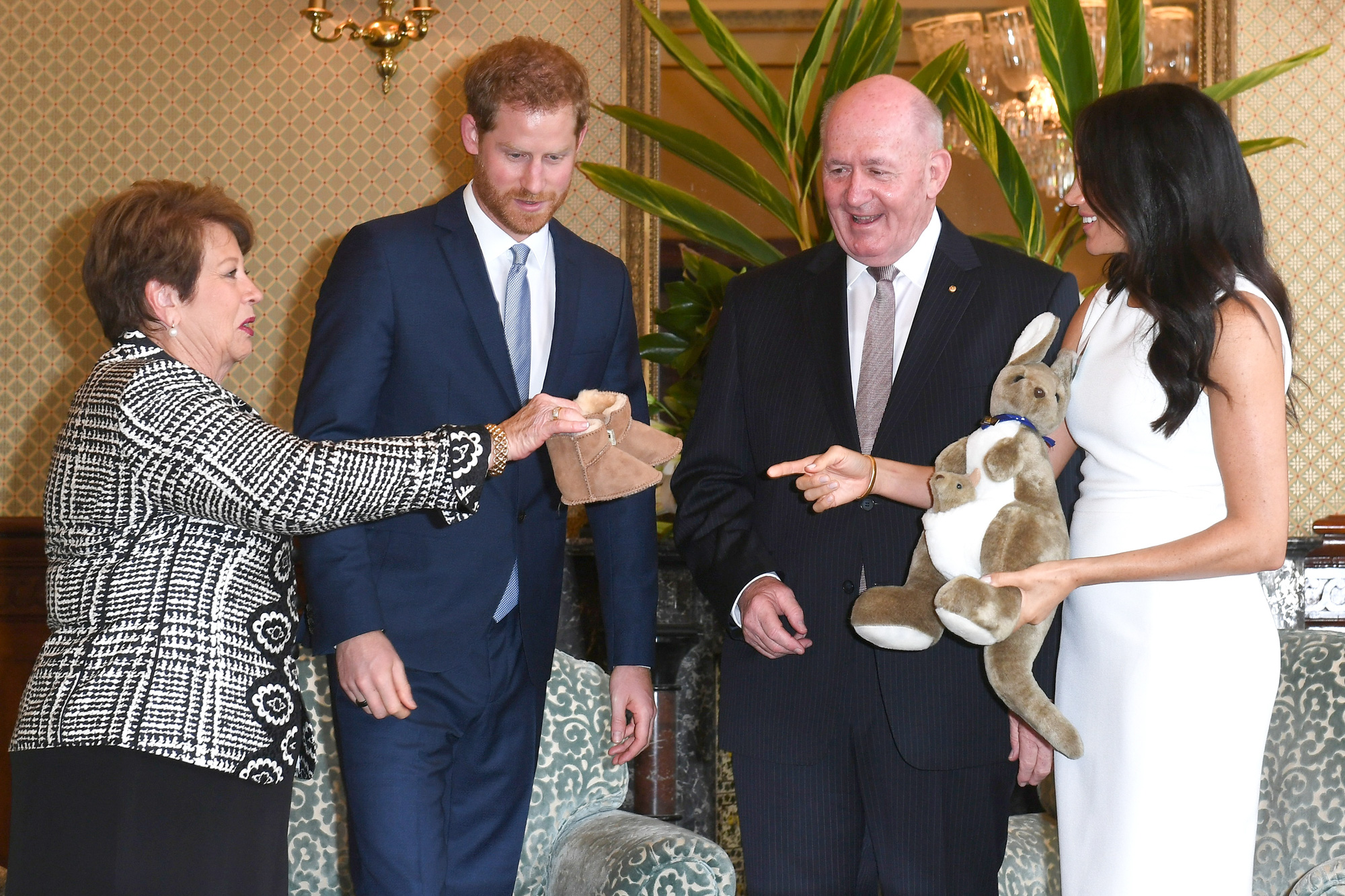 Trang phục mang ý nghĩa đặc biệt của Archie khiến dân tình thi nhau tìm mua, mẹ Meghan cũng được &quot;thơm lây&quot; - Ảnh 4.