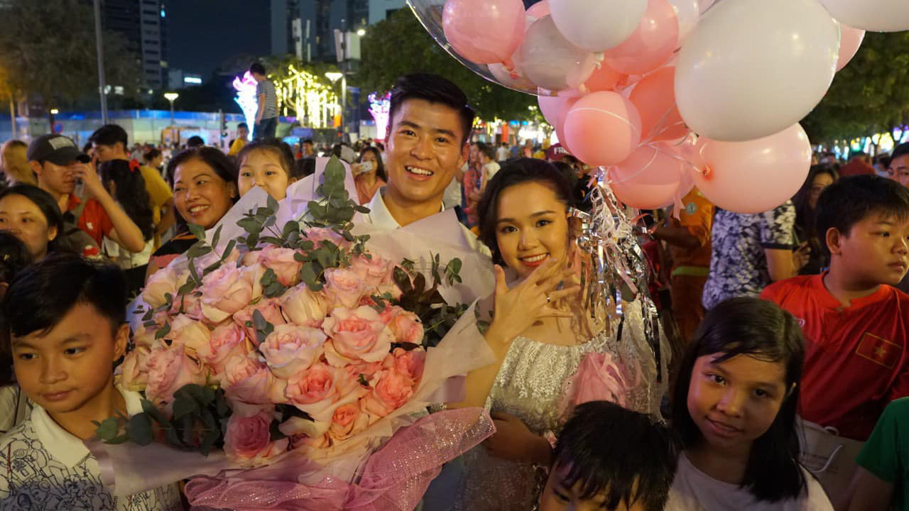 Váy Quỳnh Anh diện khi được Duy Mạnh cầu hôn hóa ra đụng Hoàng Yến Chibi, bất ngờ nhất là có liên quan đến bộ váy cưới tương lai - Ảnh 1.