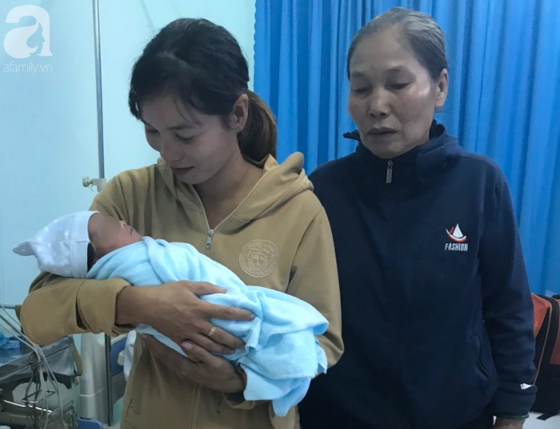 Bà ngoại rơi nước mắt, nghẹn ngào đến đón bé trai bị mẹ bỏ lại bệnh viện huyện sau khi sinh - Ảnh 3.