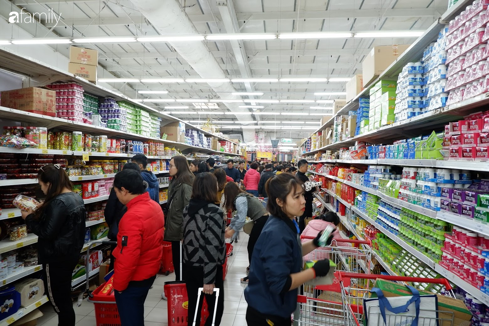 Mua sắm cực căng tại siêu thị lớn: Sản phẩm bay vèo vì giảm giá, người dân ùn ùn đứng xếp hàng thanh toán cả tiếng đồng hồ - Ảnh 10.