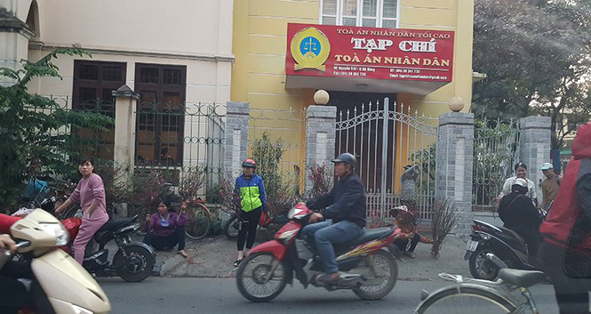 Nhốn nháo 'chợ cóc, chợ tạm' lấn chiếm vỉa hè cuối năm - Ảnh 4.