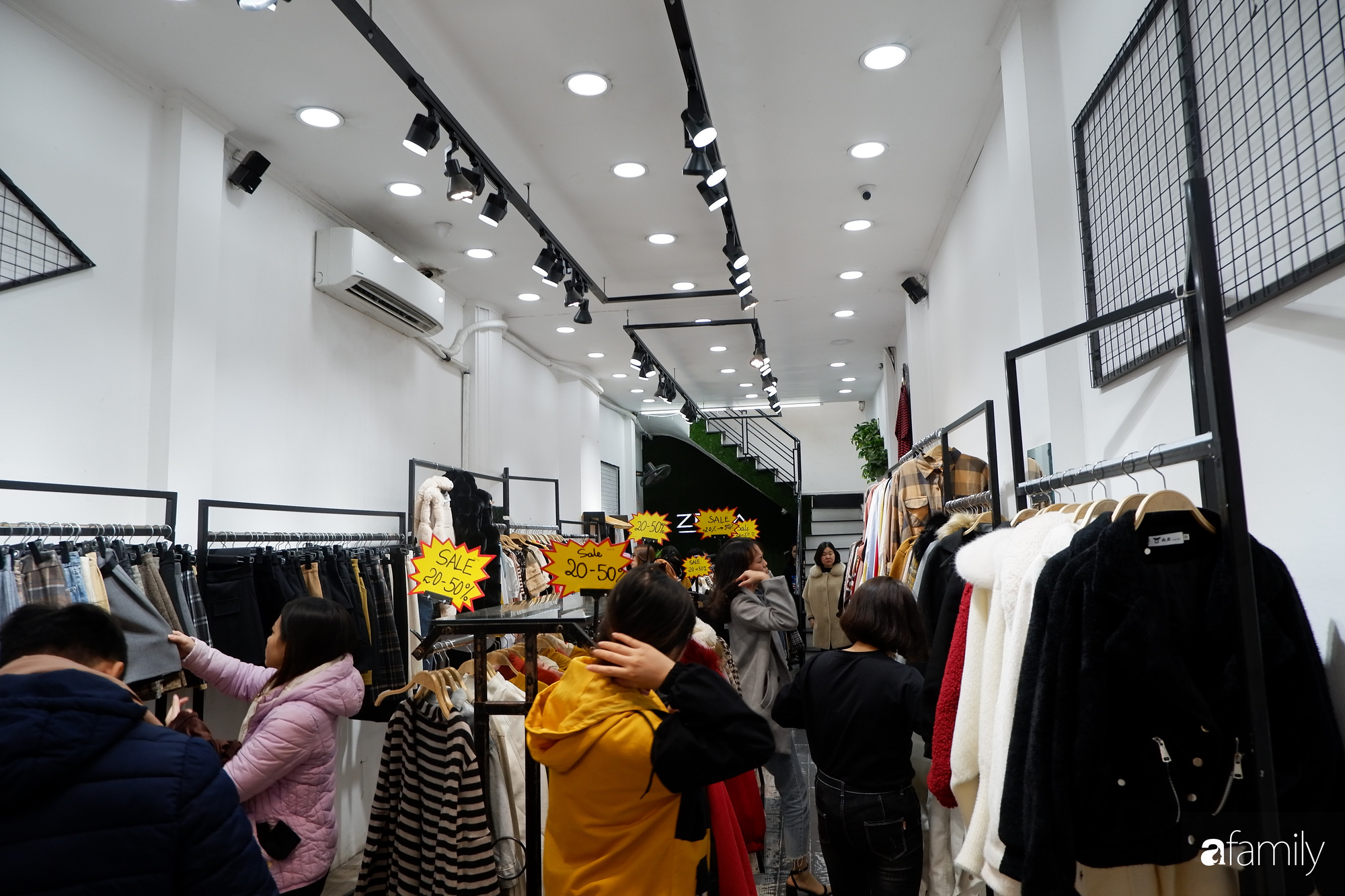 Cửa hàng thời trang giảm giá mạnh đông nghẹt người mua sắm dịp cuối năm - Ảnh 7.