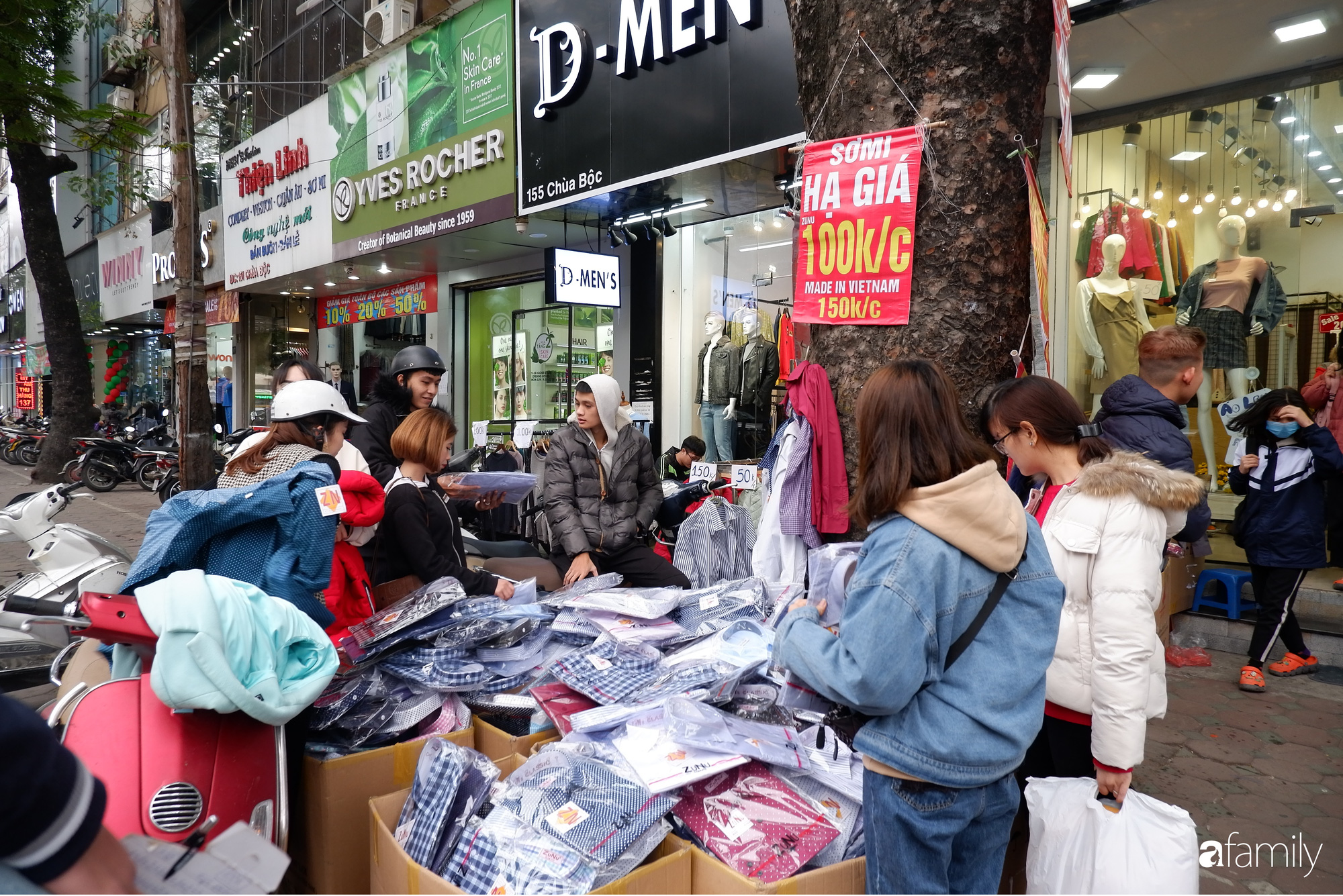 Cửa hàng thời trang giảm giá mạnh đông nghẹt người mua sắm dịp cuối năm - Ảnh 3.