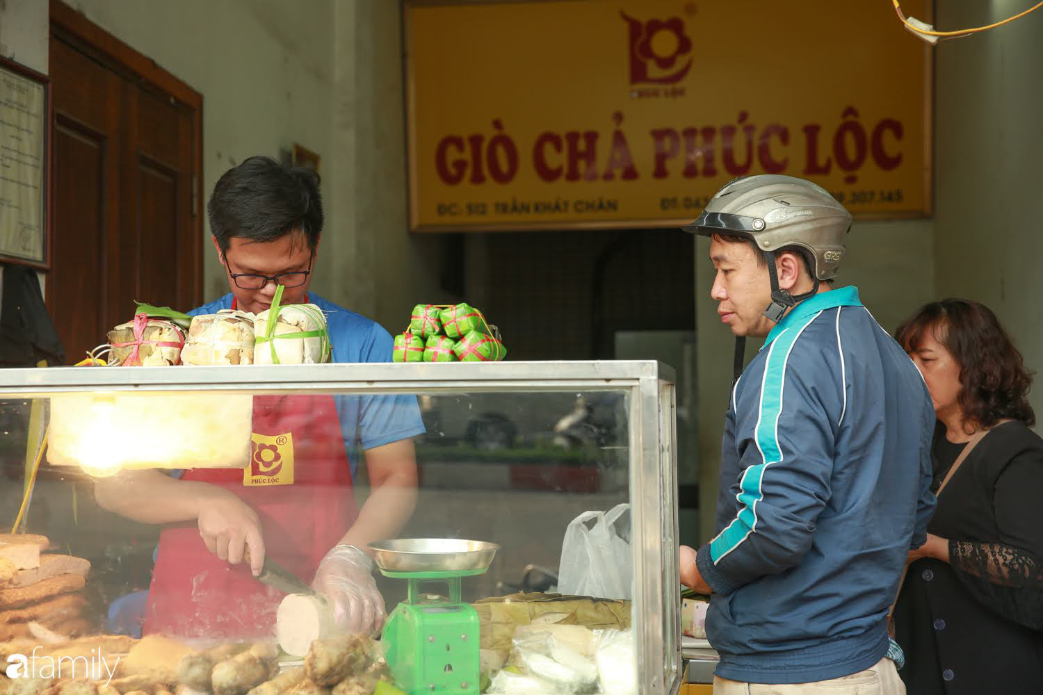 Không khí tấp nập ngày Tết ở những hàng giò chả, bánh chưng gia truyền trên phố ở Hà Nội: Người mua xếp hàng đến lượt, kẻ bán không ngơi chân tay - Ảnh 5.