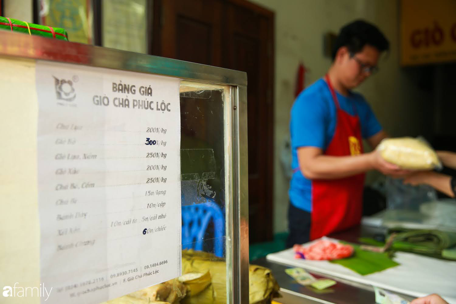 Không khí tấp nập ngày Tết ở những hàng giò chả, bánh chưng gia truyền trên phố ở Hà Nội: Người mua xếp hàng đến lượt, kẻ bán không ngơi chân tay - Ảnh 9.