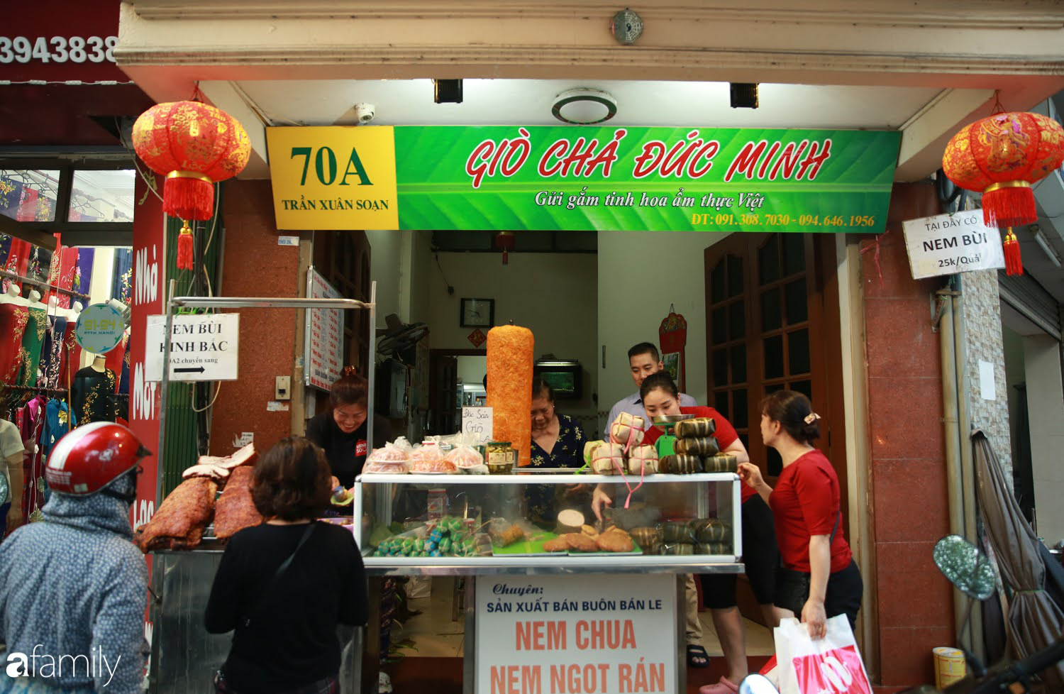 Không khí tấp nập ngày Tết ở những hàng giò chả, bánh chưng gia truyền trên phố ở Hà Nội: Người mua xếp hàng đến lượt, kẻ bán không ngơi chân tay - Ảnh 10.