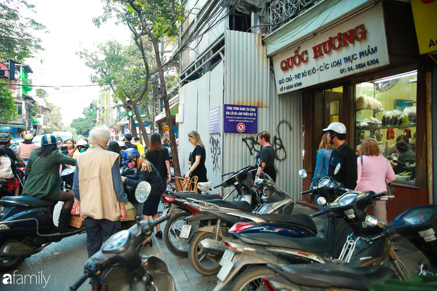 Không khí tấp nập ngày Tết ở những hàng giò chả, bánh chưng gia truyền trên phố ở Hà Nội: Người mua xếp hàng đến lượt, kẻ bán không ngơi chân tay - Ảnh 2.