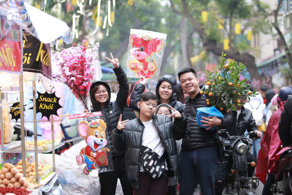 Nét xuân nơi phố cổ Hà Nội: Người dân đội mưa rét dạo chơi mua sắm tại chợ hoa Hàng Lược - Ảnh 7.