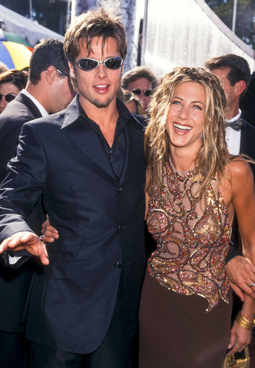 Mối quan hệ gần 30 năm giữa Brad Pitt - Jennifer Aniston: Từ yêu, cưới,  chia tay... rồi lại trở về "tình trong như đã mặt ngoài còn e"