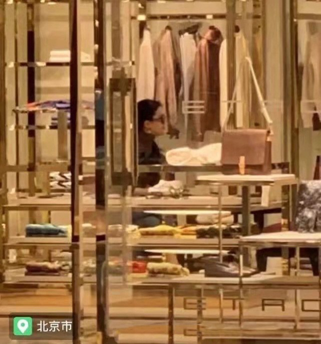 Lưu Diệc Phi lộ thân hình kém thon khi đi mua sắm - Ảnh 3. Lưu Diệc Phi lộ thân hình kém thon khi đi mua sắm - Ảnh 3.