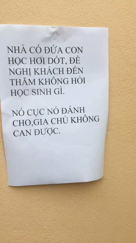 Phụ huynh tâm lý trưng tấm biển trước cửa nhà ngày Tết, nhưng đọc thông điệp học sinh nào cũng méo mặt: Nên khóc hay nên cười? - Ảnh 1.