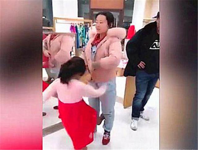 Đi chợ Tết, con gái 5 tuổi đánh mẹ vì không được mua món đồ yêu thích, cách &quot;giải vây&quot; của ông bố được đánh giá cao  - Ảnh 2.