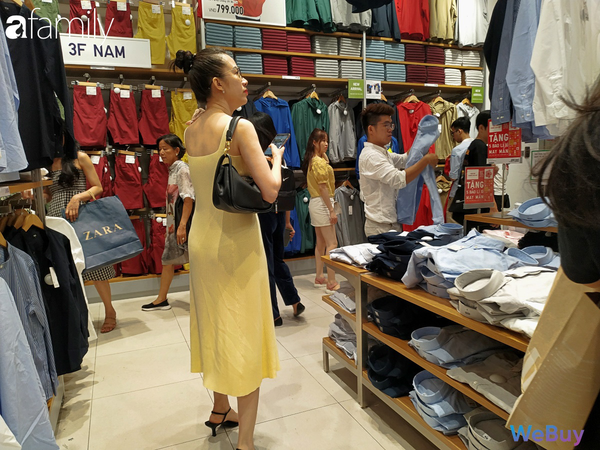 Cận Tết, người Sài Gòn ùn ùn “đổ bộ” các cửa hàng thời trang lớn, xếp hàng chờ &quot;dài cổ&quot; mới được thanh toán - Ảnh 8.