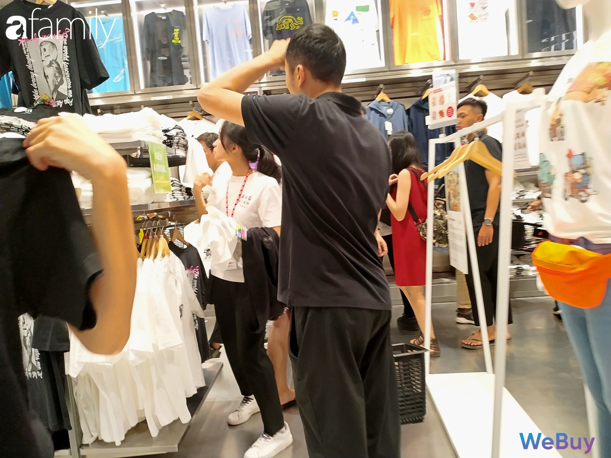 Cận Tết, người Sài Gòn ùn ùn “đổ bộ” các cửa hàng thời trang lớn, xếp hàng chờ &quot;dài cổ&quot; mới được thanh toán - Ảnh 6.