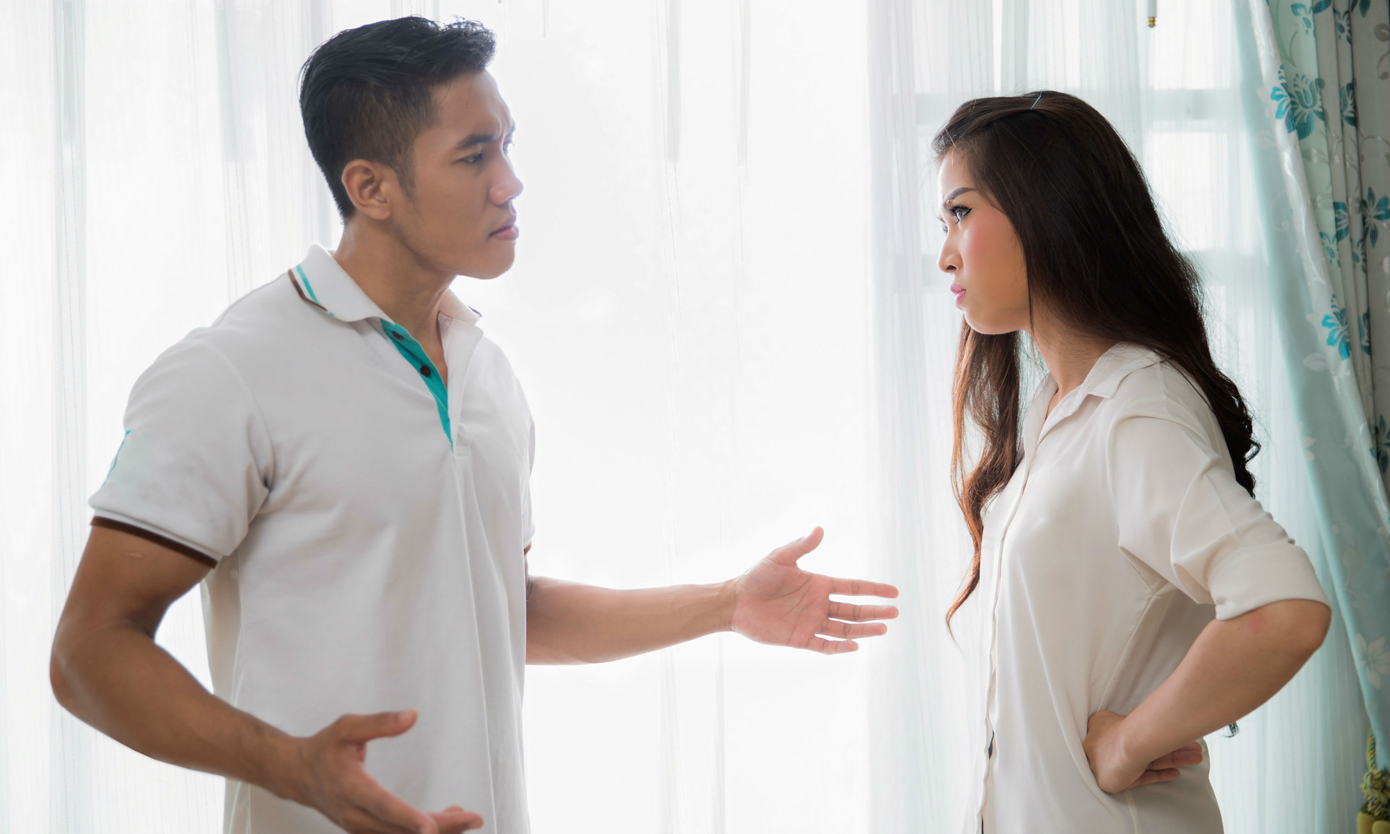 Chứng kiến cảnh ve vãn chồng lộ liễu khiến vợ choáng váng sợ chồng ...