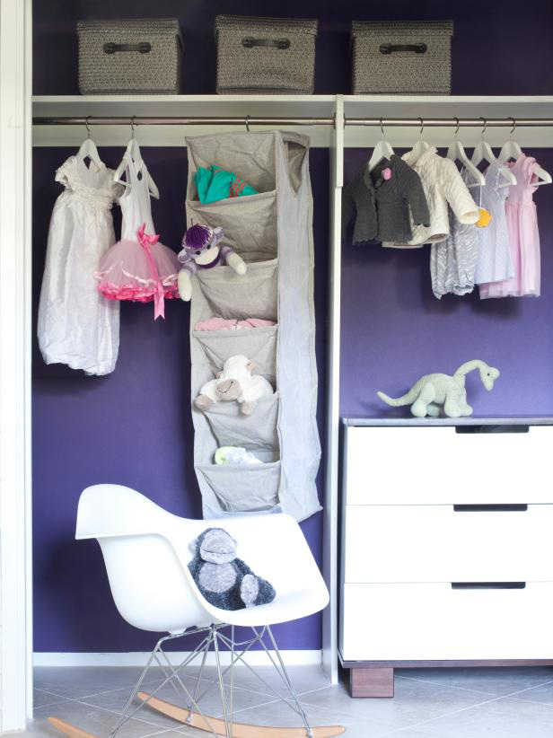 8 ý tưởng tiết kiệm khi bạn không có nơi nào để đặt hay mua một chiếc tủ quần áo - Ảnh 4.