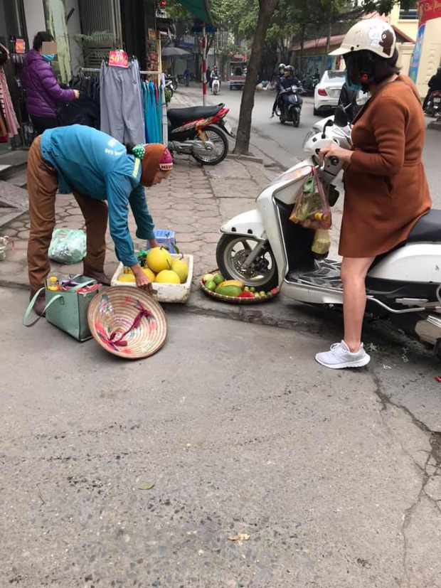 Vụ người phụ nữ mang thai phi xe cán nát mẹt hoa quả của người bán hàng rong: Nhân viên cửa hàng quần áo lên tiếng - Ảnh 1.