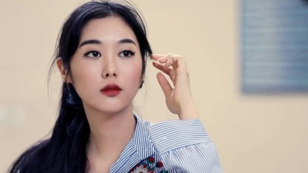 Đi chơi ngày cuối năm cùng bạn nhưng đôi giày &quot;phản chủ&quot;, tôi bực bội đi về thì hét toáng khi thấy cảnh tượng trong phòng khách - Ảnh 1.