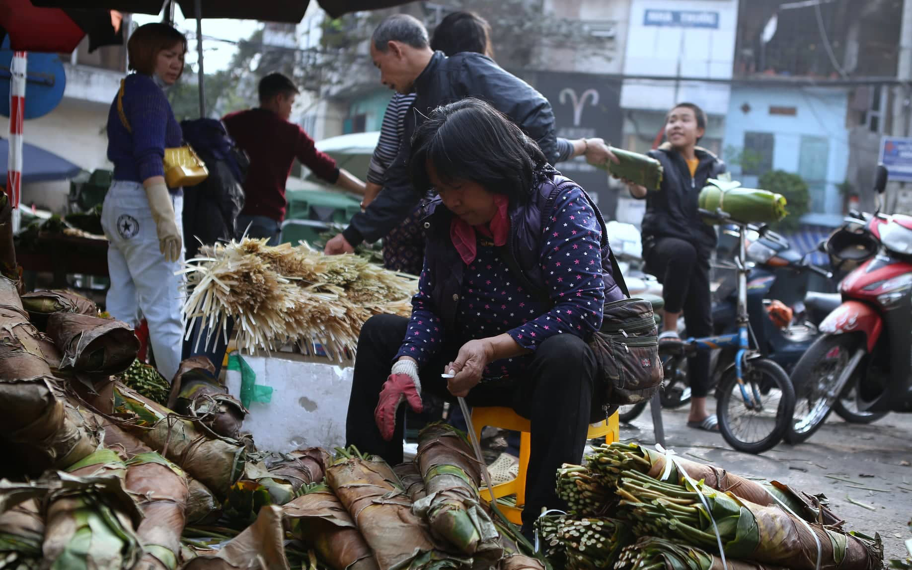 Chợ lá dong lâu đời nhất Hà Nội dịp giáp Tết giá mềm hơn nhưng thưa thớt người mua