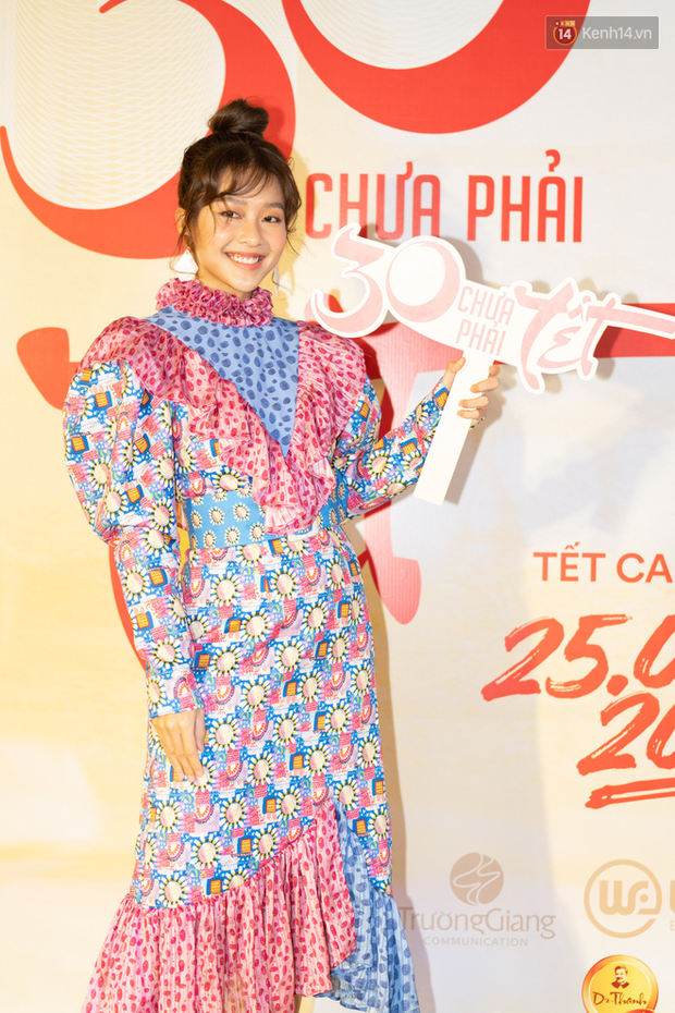 Nữ ch&iacute;nh "Hậu duệ mặt trời" phi&ecirc;n bản Việt diện đồ l&ograve;e loẹt qu&aacute; h&oacute;a sến tại sự kiện - Ảnh 1.