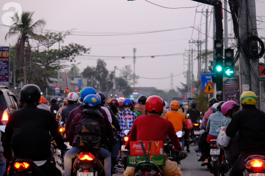 Chính thức được nghỉ Tết, hàng ngàn người lại đội nắng, hít bụi &quot;trường chinh&quot; về miền Tây - Ảnh 11.