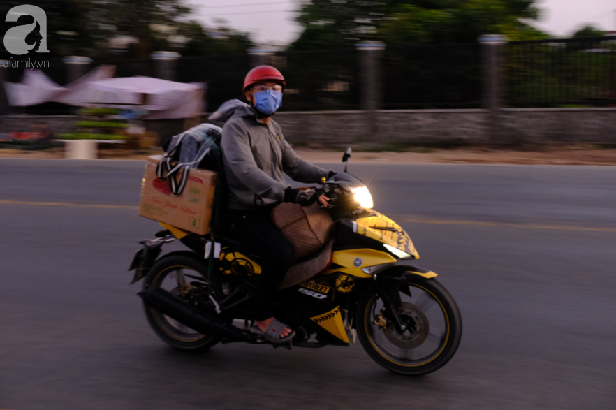 Chính thức được nghỉ Tết, hàng ngàn người lại đội nắng, hít bụi &quot;trường chinh&quot; về miền Tây - Ảnh 12.