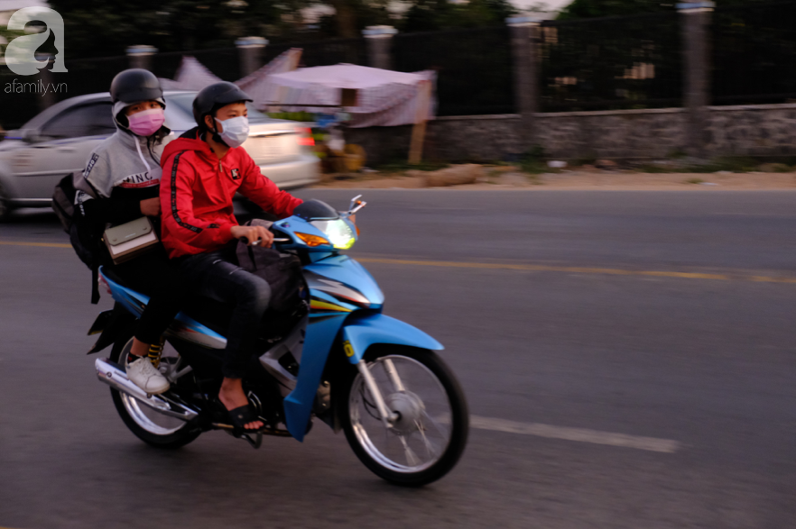 Chính thức được nghỉ Tết, hàng ngàn người lại đội nắng, hít bụi &quot;trường chinh&quot; về miền Tây - Ảnh 14.