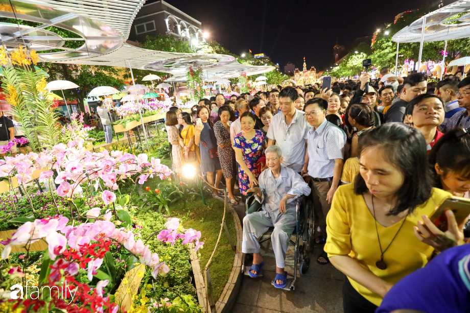 Hàng nghìn người đổ xô đi dự khai mạc đường hoa Nguyễn Huệ, nhiều em bé nhỏ bị chen lấn đến bật khóc vì ngộp thở - Ảnh 9.