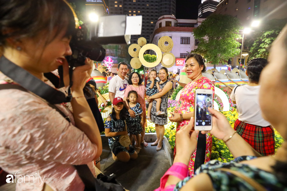 Hàng nghìn người đổ xô đi dự khai mạc đường hoa Nguyễn Huệ, nhiều em bé nhỏ bị chen lấn đến bật khóc vì ngộp thở - Ảnh 10.