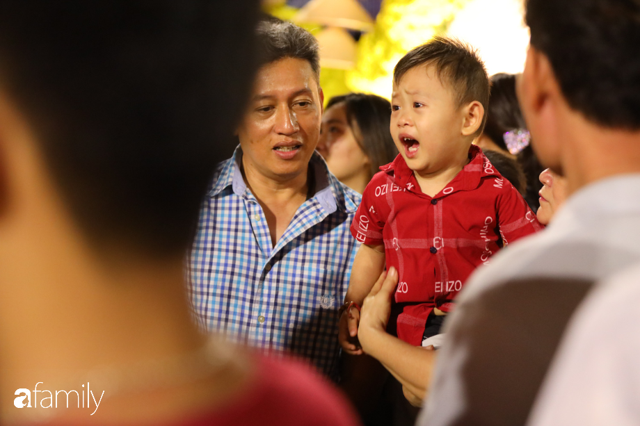 Hàng nghìn người đổ xô đi dự khai mạc đường hoa Nguyễn Huệ, nhiều em bé nhỏ bị chen lấn đến bật khóc vì ngộp thở - Ảnh 7.