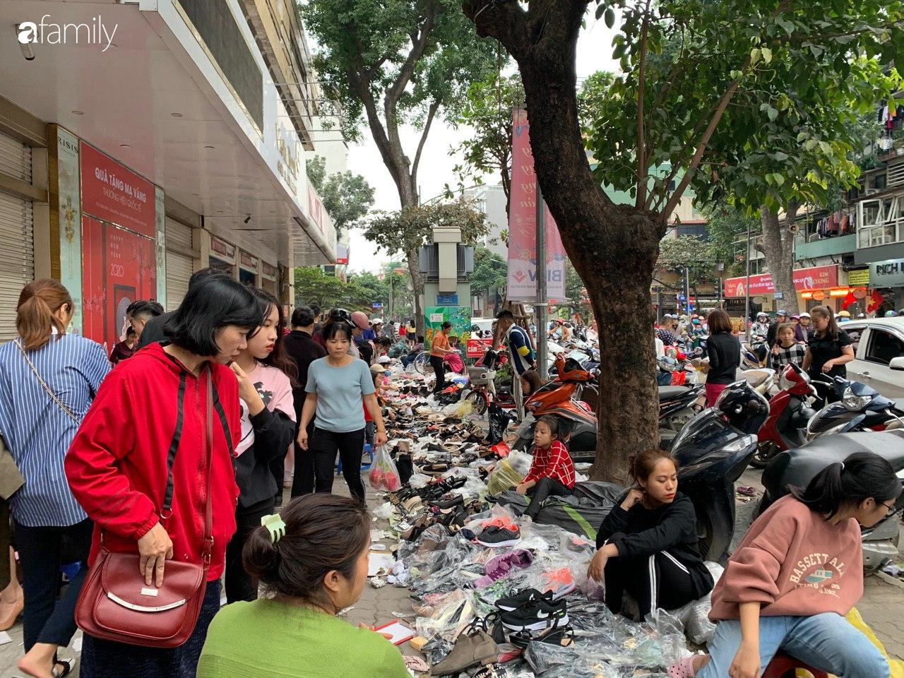 Người Hà Nội chen chân ngày 30 Tết tại cổng chợ Hôm bởi hàng loạt sản phẩm giày dép đại hạ giá - Ảnh 6.