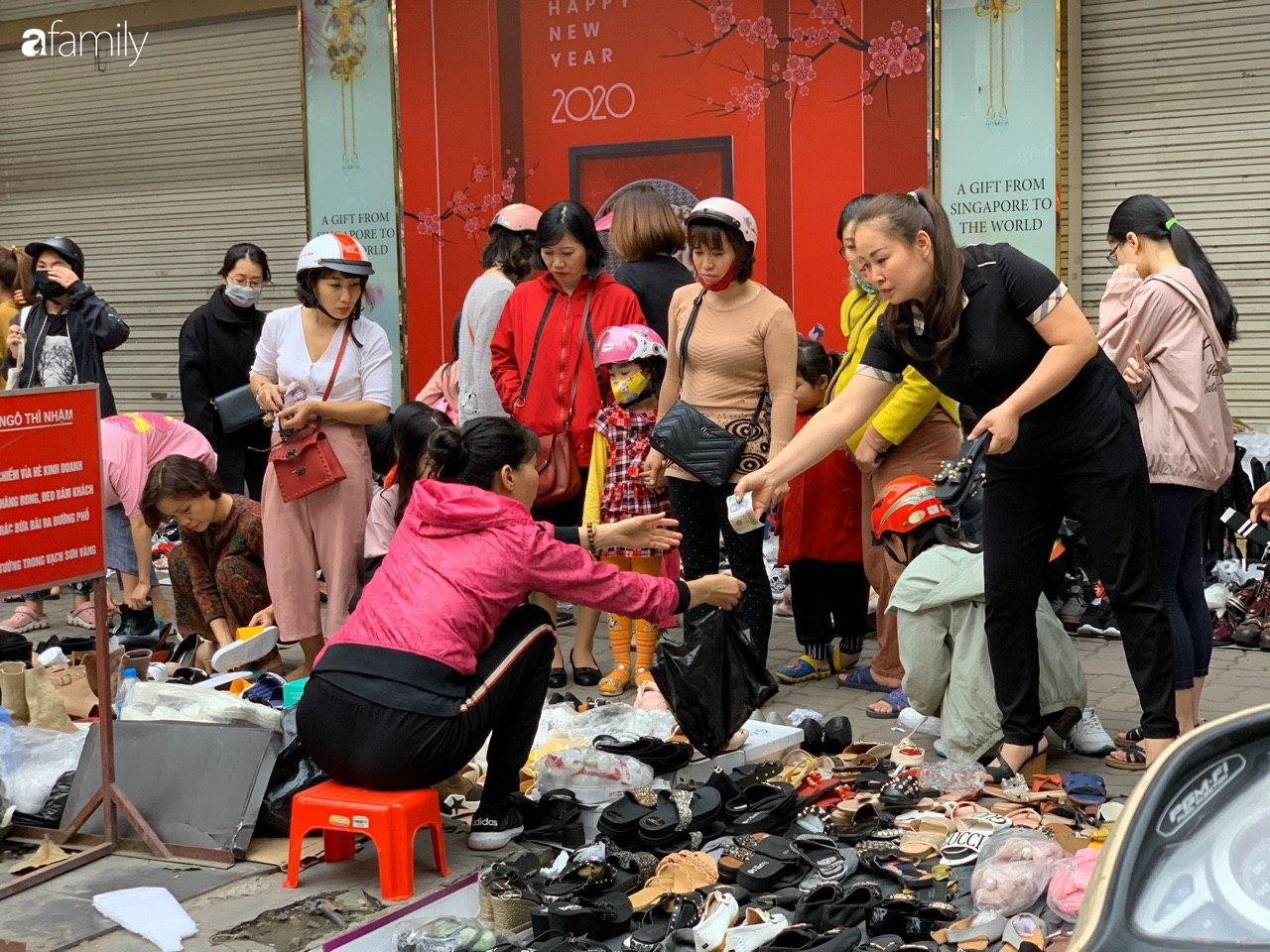 Người Hà Nội chen chân ngày 30 Tết tại cổng chợ Hôm bởi hàng loạt sản phẩm giày dép đại hạ giá - Ảnh 3.