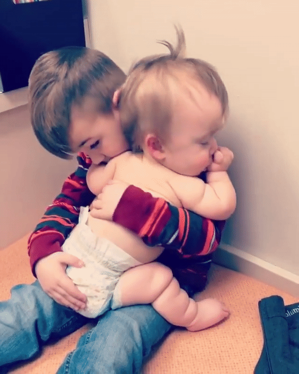 Cậu bé dịu dàng ôm và dỗ ngủ cho em gái khiến bao trái tim thổn thức vì quá ngọt ngào - Ảnh 2. Cậu bé dịu dàng ôm và dỗ ngủ cho em gái khiến bao trái tim thổn thức vì quá ngọt ngào - Ảnh 2.