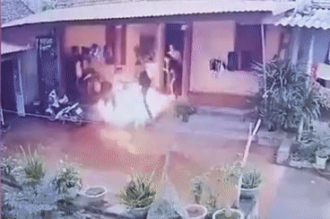 CLIP: Khoảnh khắc gã con rể xông vào tưới xăng đốt nhà bố vợ ngày sát Tết Canh Tý khiến nhiều người kinh hãi - Ảnh 2. CLIP: Khoảnh khắc gã con rể xông vào tưới xăng đốt nhà bố vợ ngày sát Tết Canh Tý khiến nhiều người kinh hãi - Ảnh 2.