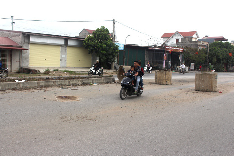 Tai nạn thương tâm: Đâm vào cống bê tông, mẹ tử vong, con trai gãy chân - Ảnh 1.