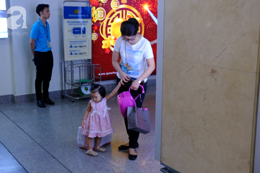 Cận ngày giao thừa, sân bay Tân Sơn Nhất lại “vỡ trận”: Biển người chờ la liệt, trẻ mệt nhoài theo bố mẹ về quê - Ảnh 9.
