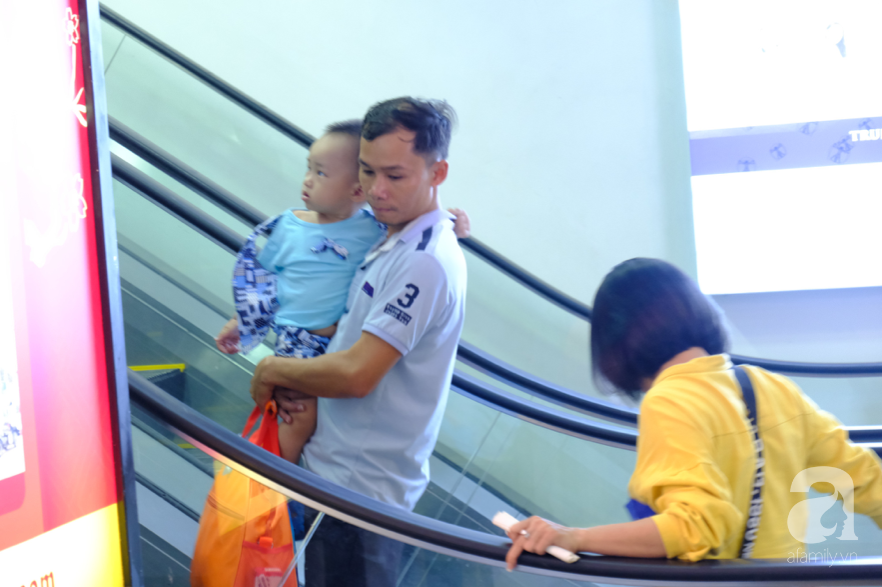 Cận ngày giao thừa, sân bay Tân Sơn Nhất lại “vỡ trận”: Biển người chờ la liệt, trẻ mệt nhoài theo bố mẹ về quê - Ảnh 10.