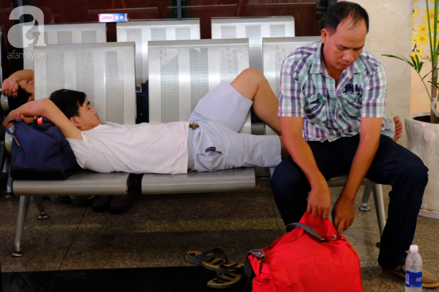 Cận ngày giao thừa, sân bay Tân Sơn Nhất lại “vỡ trận”: Biển người chờ la liệt, trẻ mệt nhoài theo bố mẹ về quê - Ảnh 11.