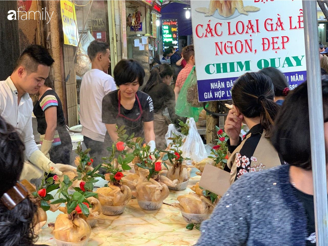 30 Tết: Chợ Hàng Bè "thất thủ" người người chen chúc vào hàng gà luộc và các quầy đồ ăn chế biến sẵn - Ảnh 3. 30 Tết: Chợ Hàng Bè "thất thủ" người người chen chúc vào hàng gà luộc và các quầy đồ ăn chế biến sẵn - Ảnh 3.