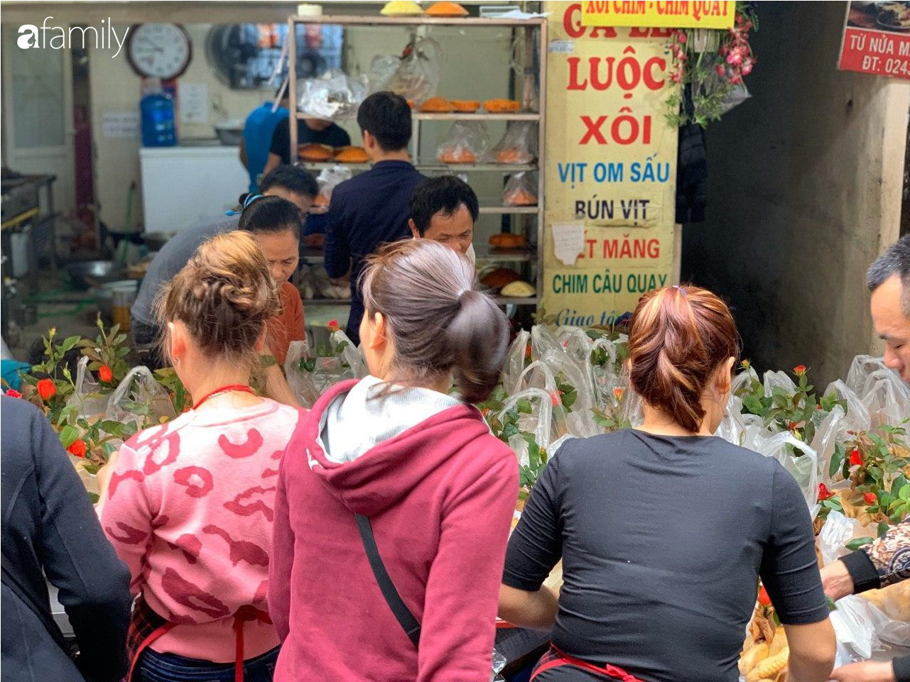 Chợ Hàng Bè thất thủ ngày cuối năm: Người người chen chúc vào hàng gà luộc và các quầy đồ ăn chế biến sẵn - Ảnh 5. Chợ Hàng Bè thất thủ ngày cuối năm: Người người chen chúc vào hàng gà luộc và các quầy đồ ăn chế biến sẵn - Ảnh 5.