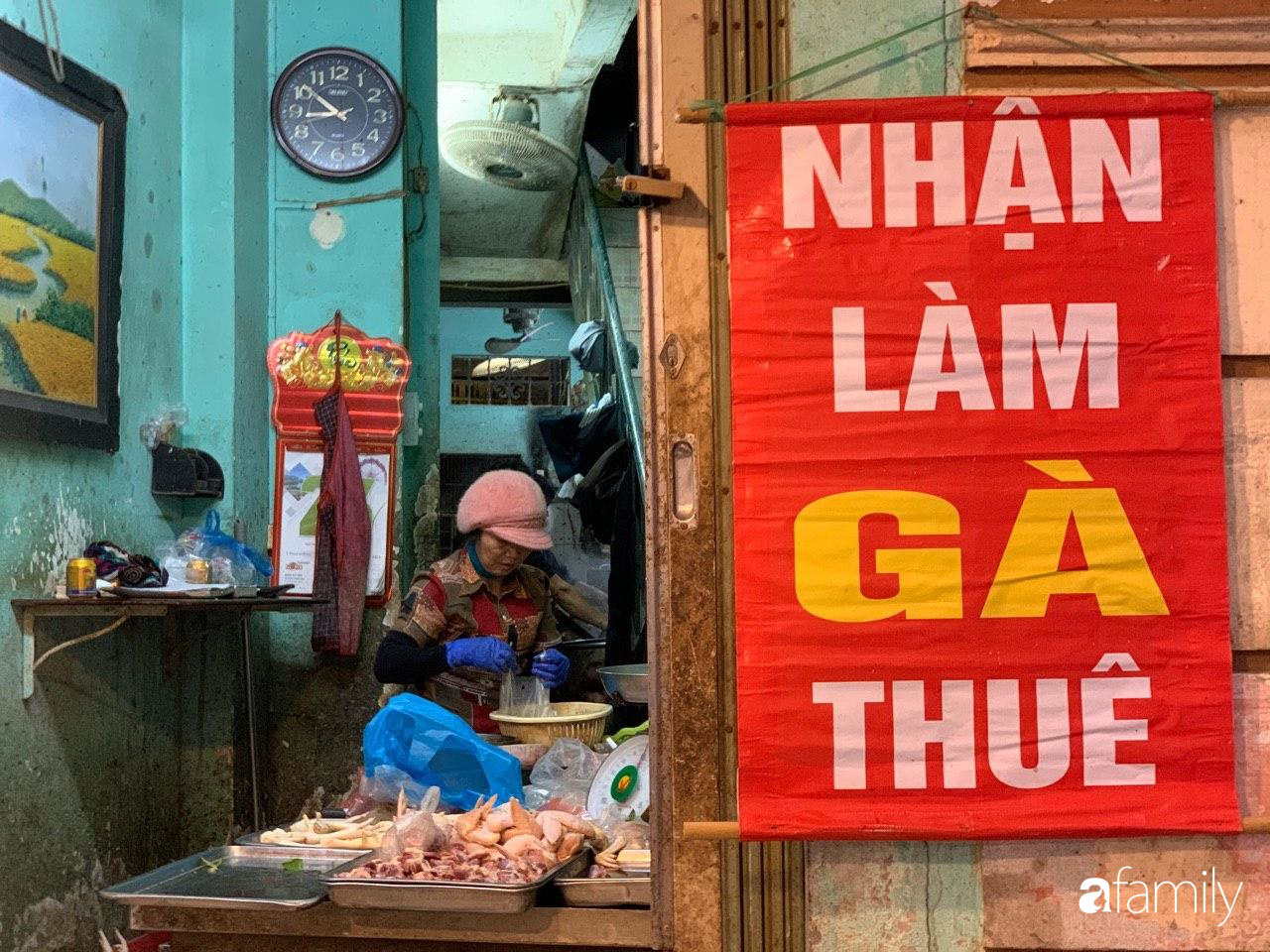 Chợ Hàng Bè thất thủ ngày cuối năm: Người người chen chúc vào hàng gà luộc và các quầy đồ ăn chế biến sẵn - Ảnh 6. Chợ Hàng Bè thất thủ ngày cuối năm: Người người chen chúc vào hàng gà luộc và các quầy đồ ăn chế biến sẵn - Ảnh 6.