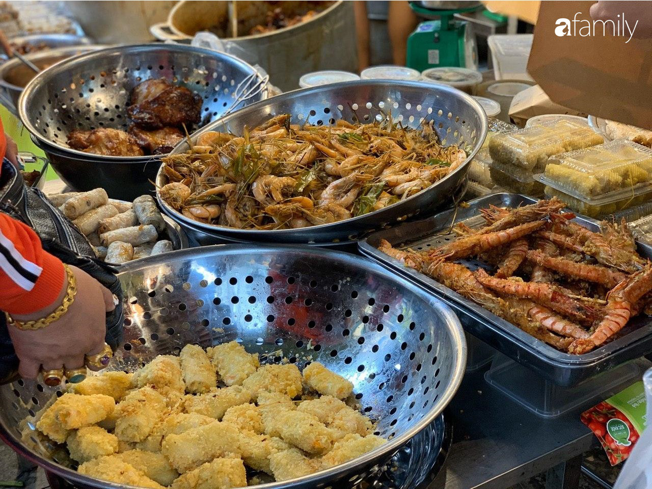 Chợ Hàng Bè thất thủ ngày cuối năm: Người người chen chúc vào hàng gà luộc và các quầy đồ ăn chế biến sẵn - Ảnh 11. Chợ Hàng Bè thất thủ ngày cuối năm: Người người chen chúc vào hàng gà luộc và các quầy đồ ăn chế biến sẵn - Ảnh 11.